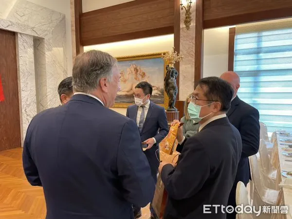 ▲黃偉哲市長與美國前國務卿蓬佩奧相談極歡，雙方互動自然熱絡。（圖／記者林悅翻攝，下同）