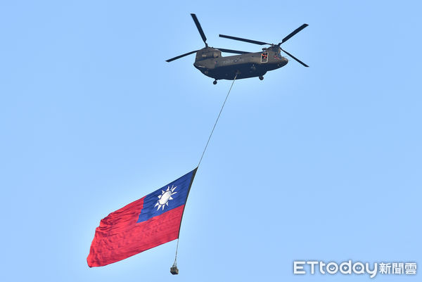 ▲▼國慶空中兵力預演,CH-47SD契努克直升機吊掛國旗進場。（圖／記者李毓康攝）