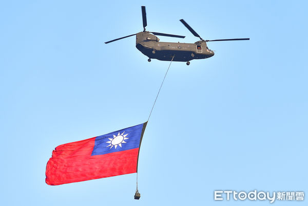 ▲▼國慶空中兵力預演,CH-47SD契努克直升機吊掛國旗進場。（圖／記者李毓康攝）
