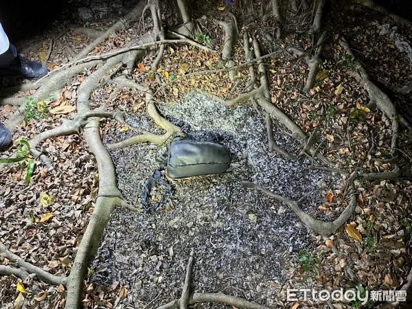 ▲▼新北市三重區忠孝橋下方今（29）日凌晨傳出火警。（圖／記者陳以昇翻攝）