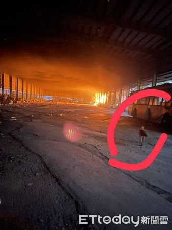 ▲西螺昨晚廢棄工場大火有民眾拍照分享群組，意外發現有不明生物引起熱議。（圖／記者蔡佩旻翻攝）