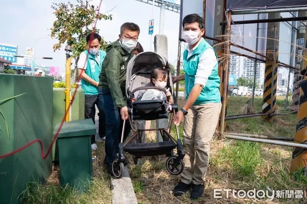 ▲批台中人行道推嬰兒車超難行，蔡其昌化身奶爸提4年人行道整平計畫倍增。（圖／記者游瓊華翻攝）