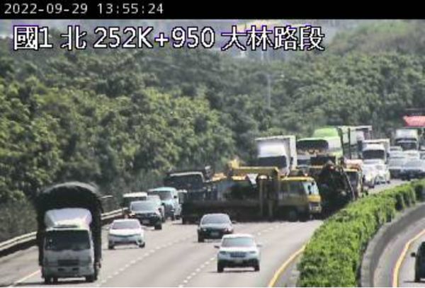 ▲▼聯結車疑爆胎翻覆。（圖／翻攝自Facebook／記者爆料網）