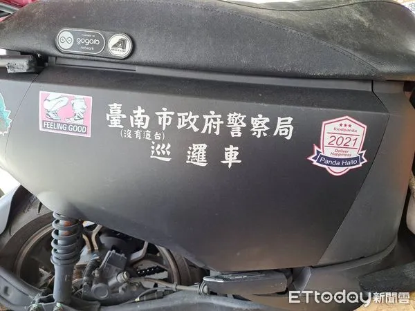▲外送員網購貼紙裝飾愛車，卻因「台南市政府警察局巡邏車」字樣而吃上官司。（圖／記者林悅翻攝，下同）