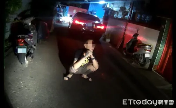 ▲員警掏槍要求他們蹲下受檢             。（圖／記者吳奕靖攝）