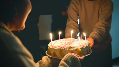 餐廳員工幫唱生日歌！男友超嚴厲喝止「不要唱」　她準備驚喜卻難堪哭了