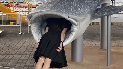 日正妹藝人打卡照「裝被鯨鯊吞」　獵奇搞怪吸民眾搶去模仿