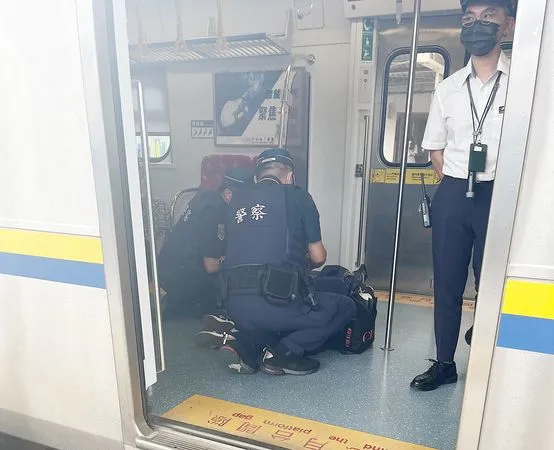▲有民眾目睹，台鐵1201次區間車行經中壢車站時，1名旅客突然昏厥倒地，鐵路警察與消防人員趕來急救。（圖／熱心民眾提供）