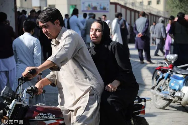 ▲▼ 阿富汗首都喀布爾一間教育中心30日發生自殺炸彈攻擊事件，一名婦女來到醫院尋找親人。（圖／CFP）