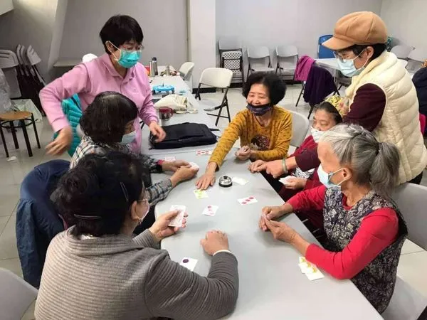 ▲宅配樂齡學習課程到社區之樂齡桌遊樂。。（圖／新竹市政府提供）