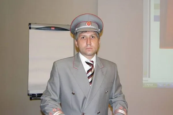 ▲俄羅斯鐵路（Russian Railways）52歲公關經理普切爾尼科夫（Pavel Pchelnikov）被發現中彈陳屍自家陽台，但媒體報導他自殺身亡。（圖／翻攝推特）