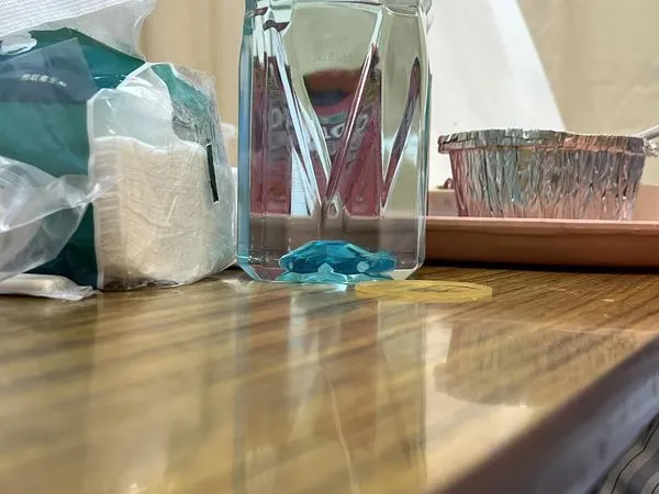 ▲瓶裝水底部有一輛跑車。（圖／翻攝自Facebook／路上觀察學院）