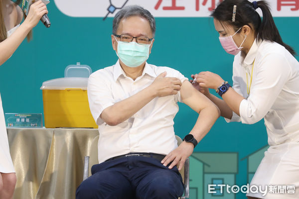 ▲衛福部長薛瑞元出席公費流感疫苗開打記者會。（圖／記者林敬旻攝）