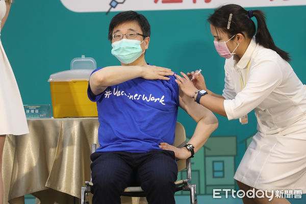 ▲疾管署長周志浩出席公費流感疫苗開打記者會。（圖／記者林敬旻攝）