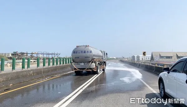 ▲台61線北上高架32.4K處與平面道路今（1）日清晨傳出路面出現腐蝕性強鹼液體外洩，釀成3名自行車騎士受傷送醫，警消與環保署人員派員處理中。（圖／記者沈繼昌翻攝）