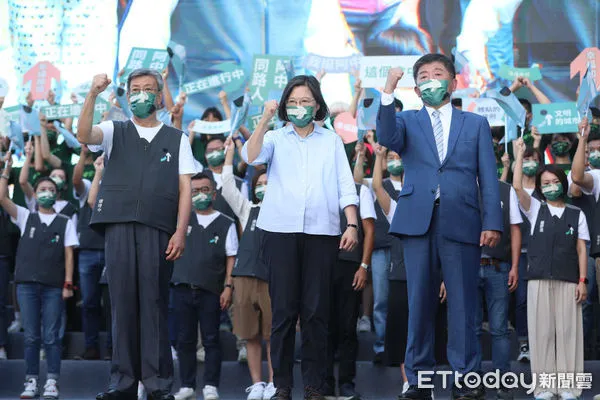 ▲前副總統陳建仁、總統蔡英文出席陳時中競選總部成立大會。（圖／記者林敬旻攝）