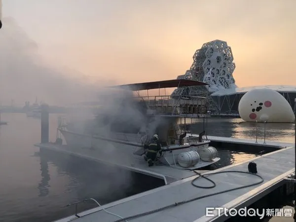 ▲▼高雄光榮碼頭火警。（圖／讀者提供）