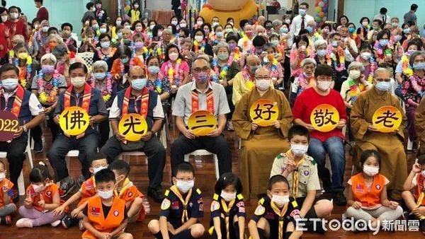 ▲佛光山三重禪淨中心重陽敬老 關懷200位銀髮長輩樂開懷。（圖／新北市民政局提供）