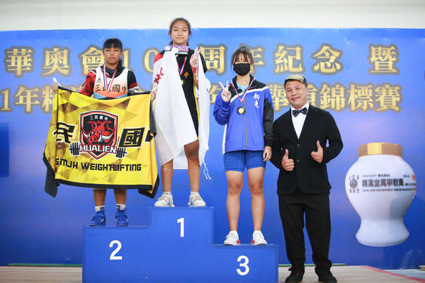 ▲國中女生組49公斤級金牌，湖內國中潘美金(中)。（圖／官方提供）