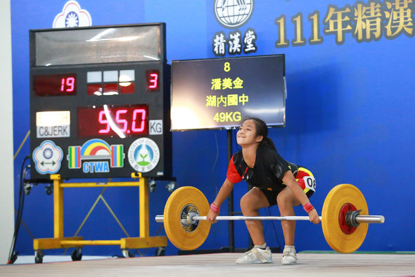 ▲國中女生組49公斤級金牌，湖內國中潘美金抓舉。（圖／官方提供）