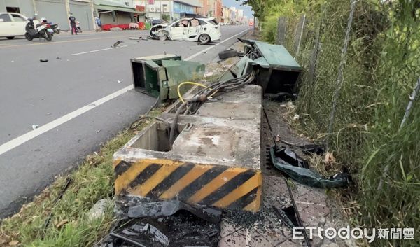 ▲小貨車駕駛一度受困車內。（圖／記者楊漢聲翻攝）