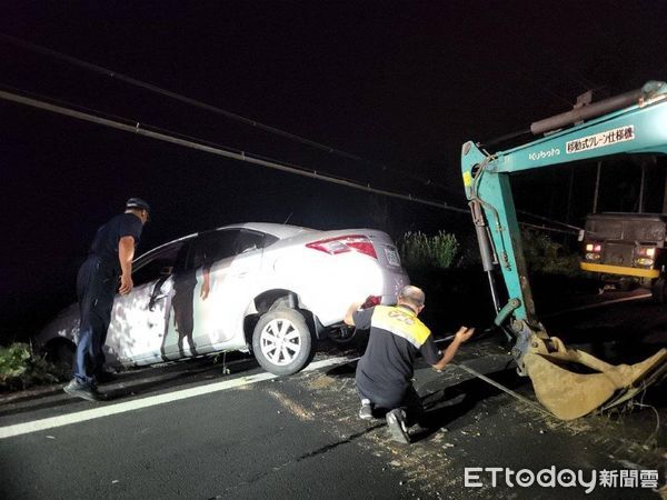 ▲台中市教師駕車於南投山區閃避野狗、衝下邊坡，員警協助救援車子脫困。（圖／記者高堂堯翻攝，下同）