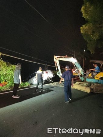 ▲台中市教師駕車於南投山區閃避野狗、衝下邊坡，員警協助救援車子脫困。（圖／記者高堂堯翻攝）