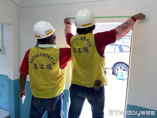 ▲台南市勞工局局長王鑫基表示，電氣工會和木工工會同時來到下營區，協助案家進行修屋。（圖／記者林悅翻攝，下同）