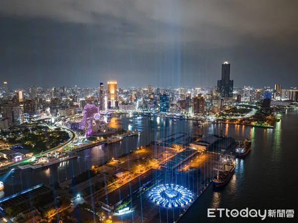 ▲▼由222只貨櫃擺陣成圓，擎天光束瞬間照亮，伴隨著音樂照亮天空。（圖／高雄市文化局提供）
