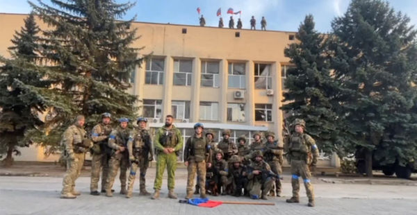 ▲▼ 烏克蘭武裝部隊在利曼行政大樓前發表聲明。（圖／路透）