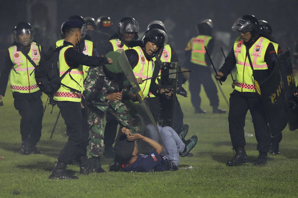 ▲▼印尼足球場爆發踩踏事件造成129死。（圖／達志影像／美聯社）