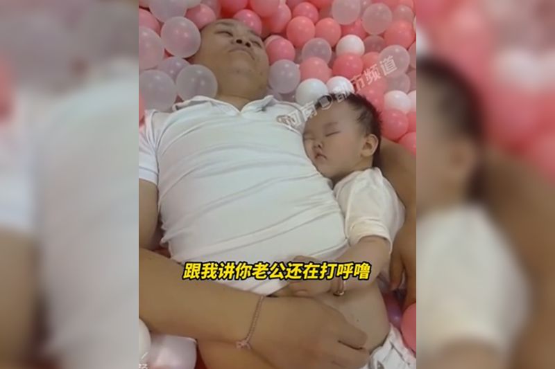 ▲▼丈夫帶著女兒去遊樂場玩，結果在球池裡睡著。（圖／翻攝微博／都市頻道）