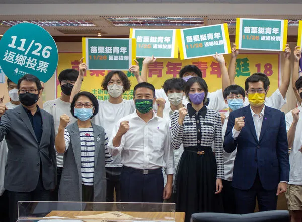 ▲▼民進黨立委湯蕙禎日前聯手黨團總召柯建銘、立委羅致政，沈發惠，賴品妤及苗栗縣長參選人徐定禎等人，與苗栗在地的青年代表一同力挺年底18歲公民權複決。（圖／湯蕙禎辦公室提供）