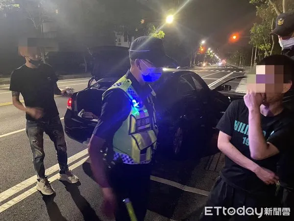 ▲台南市警二分局2日凌晨擴大路檢勤務，攔車查獲柯、朱等2人持有毒咖啡包200包，偵訊後依法送辦。（圖／記者林悅翻攝，下同）