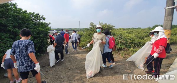 ▲台南市生態保育學會2日號召近百位社區民眾、老師學生及海巡官兵，在學甲濕地生態園區舉辦「學甲濕地、甲咱作陣」環保淨灘活動。（圖／記者林悅翻攝，下同）