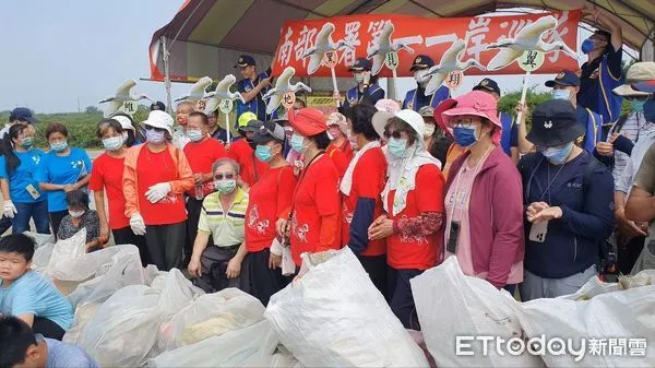 ▲台南市生態保育學會2日號召近百位社區民眾、老師學生及海巡官兵，在學甲濕地生態園區舉辦「學甲濕地、甲咱作陣」環保淨灘活動。（圖／記者林悅翻攝，下同）