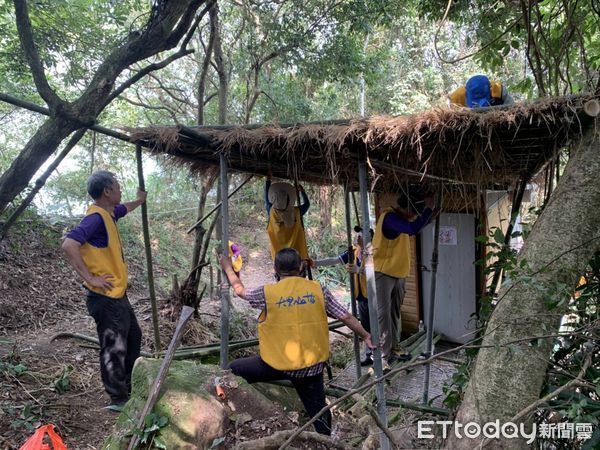 ▲南投林管處與大里自然生態登山協會合作，認養維護暗影山「生態廁所」。（圖／南投林管處提供，下同）