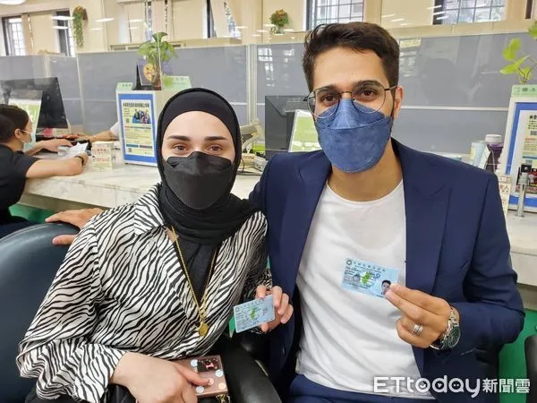 ▲約旦籍機電專家莫安柏身擁兩項專利，成功讓台灣散熱馬達出口擠世界前三大，移民署頒贈梅花卡。（圖／記者張君豪翻）攝）