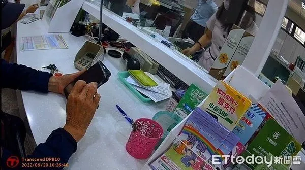 ▲銀行員攜手員警共同機警成功阻止「假親戚真詐騙」。（圖／記者高堂堯翻攝）