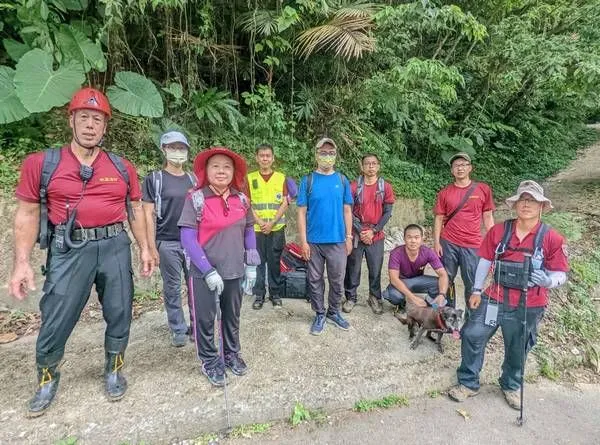 ▲年輕男子登山遇陡坡急衝！突不明抽搐求救119 護送下山