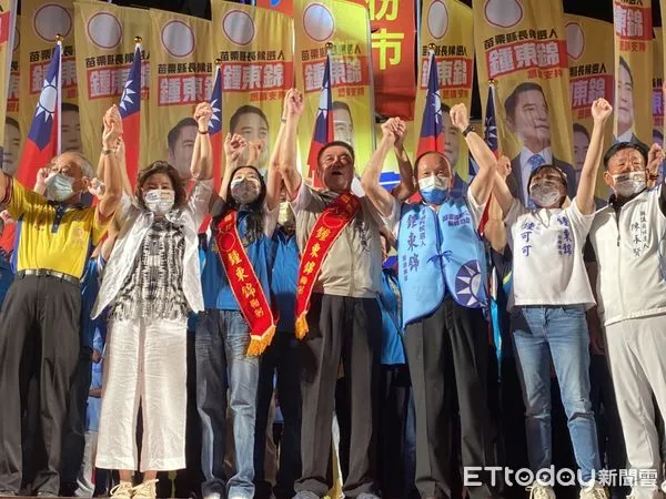 ▲▼鍾東錦昨(2)日在頭份辦造勢晚會，苗栗縣長徐耀昌現身力挺，公開喊話鍾東錦接棒才能延續他未完的職志與建設。（圖／記者蔡文淵翻攝）