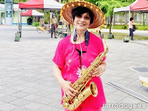 ▲北一女退休校長周韞維樂當街頭藝人，享受退休生活。（圖／周韞維提供）