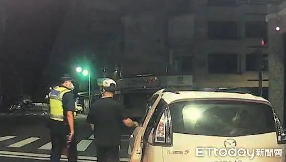 ▲台南市警二分局中正所巡邏車，鳴笛開警示燈在前開道，20分鐘車程也縮減在8分鐘內趕抵成大醫院急診室，順利讓女嬰就醫急救，幸好無大礙。（圖／記者林悅翻攝，下同）