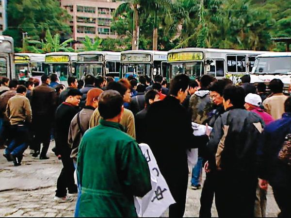 大有巴士在2005年爆發經營權爭奪案，員工還因欠薪抗議，林富慧當時是大股東，被控掏空而入獄。（東森新聞提供）