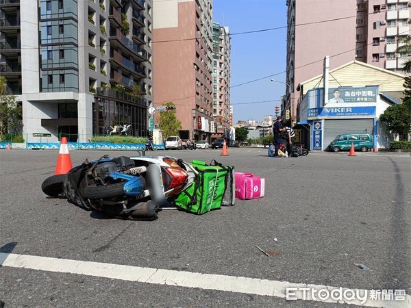 ▲▼台中2日一名雙開外送員與雙載情侶發生對撞車禍。（圖／民眾提供）