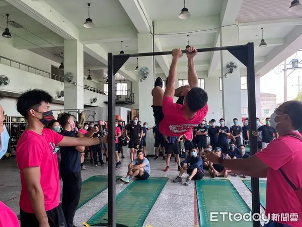 ▲台南市消防局配合消防署試推2022年全國消防機關常年訓練及救助隊訓練之新式體能測驗，3日在消防局新化訓練中心辦理為期1天。（圖／記者林悅翻攝，下同）