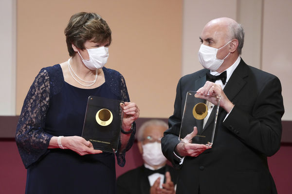 ▲▼卡塔林 (Katalin Karikó)與韋斯曼（Drew Weissman）2022年獲得有「日本諾貝爾」之稱的日本國際獎。（圖／達志影像／美聯社）