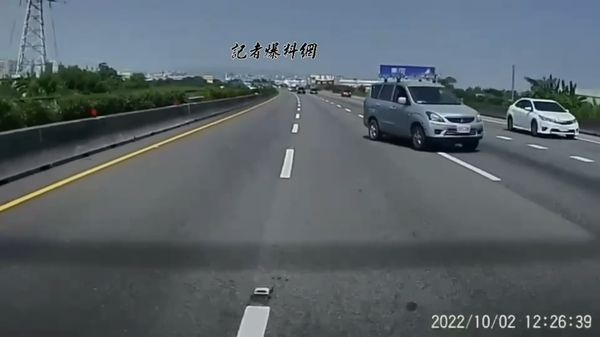 ▲▼國道1號南下彰化段廂型車倒車。（圖／翻攝記者爆料網）