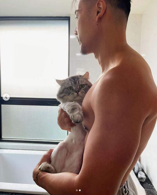 ▲KIMIKO吃醋老公跟毛孩一起洗澡。（圖／翻攝自Instagram／dancekimiko）