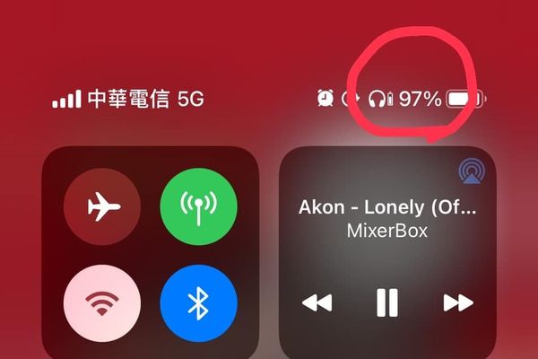 ▲▼網友的iPhone12用了4.5小時還有97%。（圖／翻攝自Facebook／爆廢公社公開版）